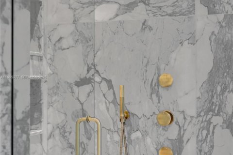 House in Miami, Florida 5 bedrooms, 360.65 sq.m. № 1972830 - photo 20