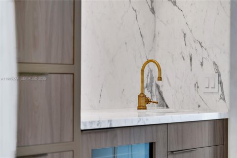 House in Miami, Florida 5 bedrooms, 360.65 sq.m. № 1972830 - photo 19