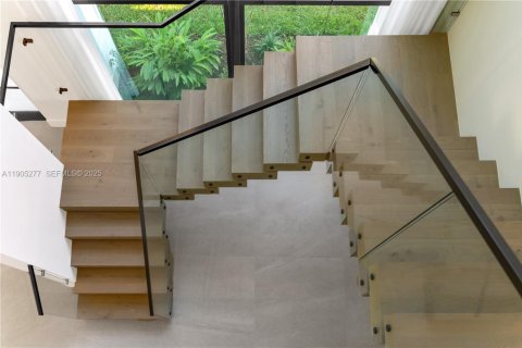 House in Miami, Florida 5 bedrooms, 360.65 sq.m. № 1972830 - photo 18
