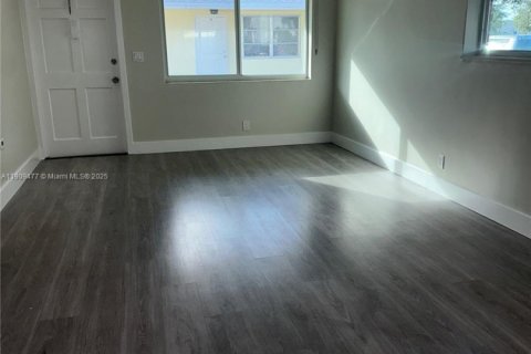 Condominio en alquiler en Hollywood, Florida, 2 dormitorios, 79.06 m2 № 1965176 - foto 1