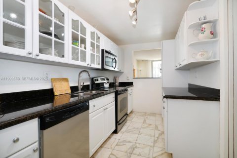 Condo in Miami, Florida, 2 bedrooms № 1986118 - photo 5