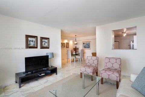 Condo in Miami, Florida, 2 bedrooms № 1986118 - photo 18