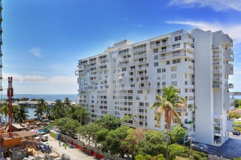 Condo in Miami, Florida, 2 bedrooms № 1986118 - photo 11