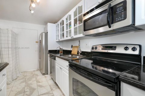 Condo in Miami, Florida, 2 bedrooms № 1986118 - photo 19