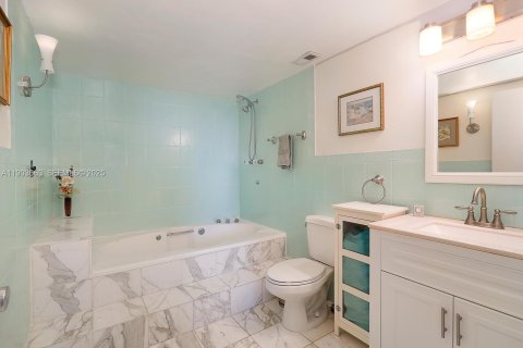 Condo in Miami, Florida, 2 bedrooms № 1986118 - photo 8