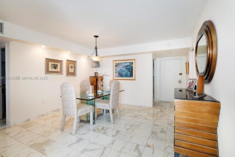 Condo in Miami, Florida, 2 bedrooms № 1986118 - photo 15
