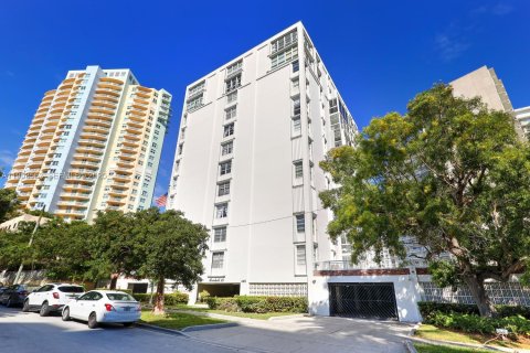 Condo in Miami, Florida, 2 bedrooms № 1986118 - photo 10