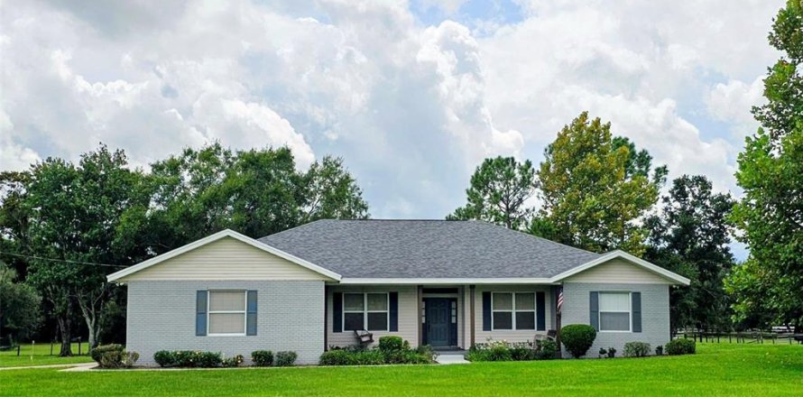 House in Winter Haven, Florida 3 bedrooms, 231.42 sq.m. № 1900216