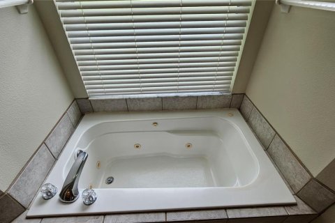House in Winter Haven, Florida 3 bedrooms, 231.42 sq.m. № 1900216 - photo 15