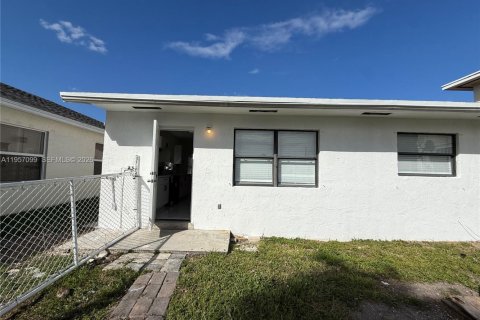 Villa ou maison à louer à Hallandale Beach, Floride: 3 chambres, 73.86 m2 № 2019763 - photo 8
