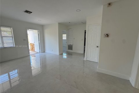 Villa ou maison à louer à Hallandale Beach, Floride: 3 chambres, 73.86 m2 № 2019763 - photo 2