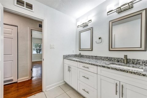 Casa en venta en Tampa, Florida, 4 dormitorios, 146.6 m2 № 1873595 - foto 25