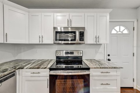 Casa en venta en Tampa, Florida, 4 dormitorios, 146.6 m2 № 1873595 - foto 11