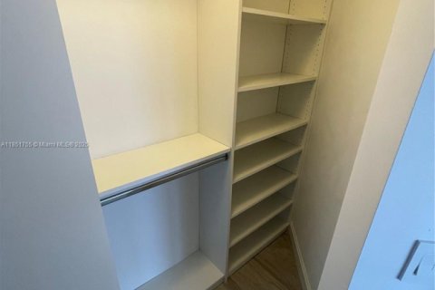 Condo in Miami, Florida, 2 bedrooms  № 1871508 - photo 13