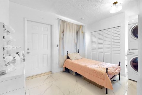 House in Miami, Florida 4 bedrooms, 135.82 sq.m. № 1942332 - photo 17