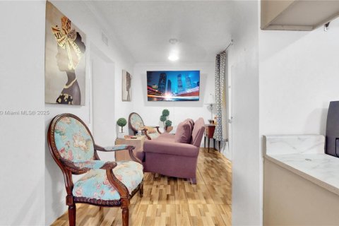 House in Miami, Florida 4 bedrooms, 135.82 sq.m. № 1942332 - photo 11