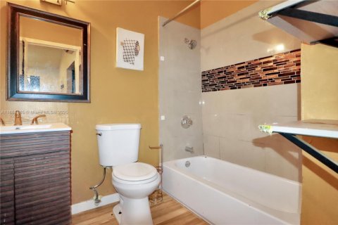 House in Miami, Florida 4 bedrooms, 135.82 sq.m. № 1942332 - photo 23