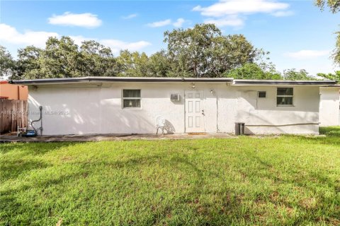 House in Miami, Florida 4 bedrooms, 135.82 sq.m. № 1942332 - photo 2