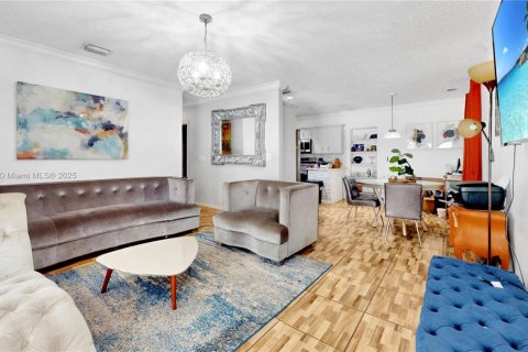 House in Miami, Florida 4 bedrooms, 135.82 sq.m. № 1942332 - photo 4