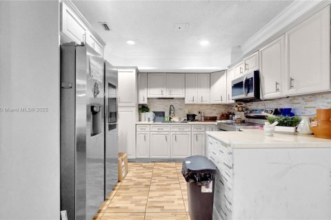 House in Miami, Florida 4 bedrooms, 135.82 sq.m. № 1942332 - photo 5