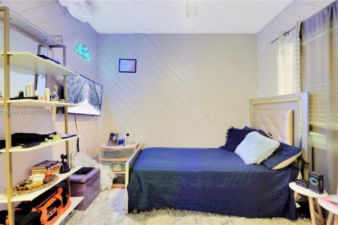 House in Miami, Florida 4 bedrooms, 135.82 sq.m. № 1942332 - photo 8