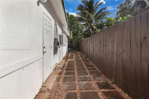 House in Miami, Florida 4 bedrooms, 135.82 sq.m. № 1942332 - photo 20