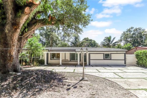 House in Miami, Florida 4 bedrooms, 135.82 sq.m. № 1942332 - photo 1