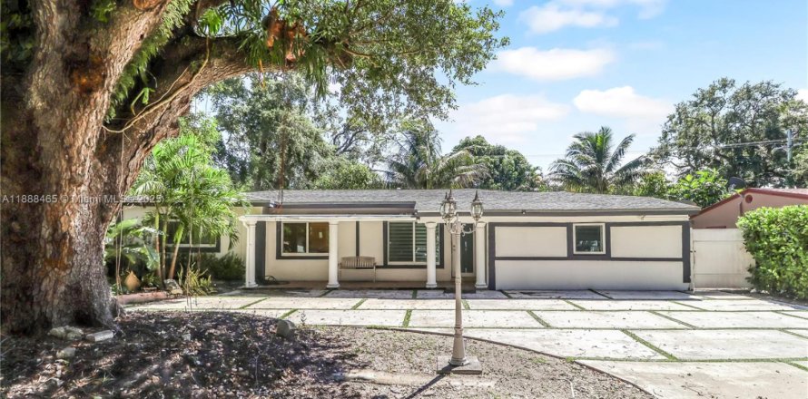 House in Miami, Florida 4 bedrooms, 135.82 sq.m. № 1942332