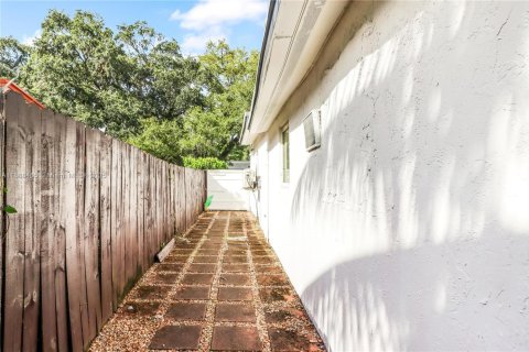 House in Miami, Florida 4 bedrooms, 135.82 sq.m. № 1942332 - photo 25