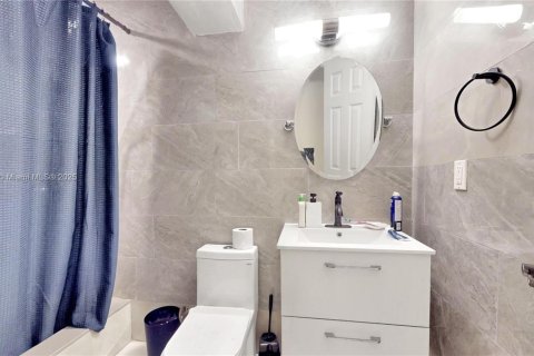 House in Miami, Florida 4 bedrooms, 135.82 sq.m. № 1942332 - photo 19