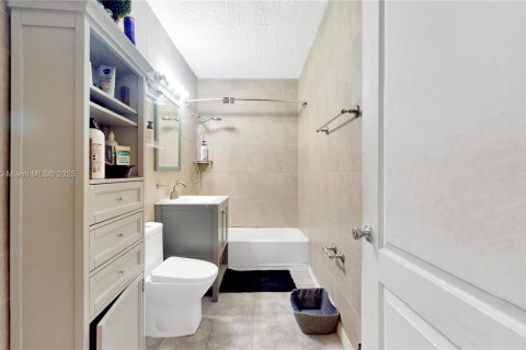 House in Miami, Florida 4 bedrooms, 135.82 sq.m. № 1942332 - photo 10