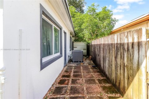 House in Miami, Florida 4 bedrooms, 135.82 sq.m. № 1942332 - photo 26
