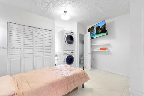 House in Miami, Florida 4 bedrooms, 135.82 sq.m. № 1942332 - photo 18