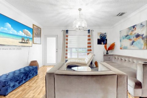 House in Miami, Florida 4 bedrooms, 135.82 sq.m. № 1942332 - photo 3