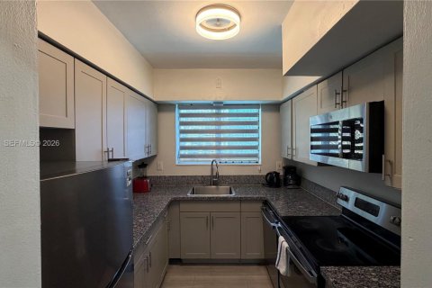 Villa ou maison à louer à Bay Harbor Islands, Floride: 2 chambres, 92.9 m2 № 2184617 - photo 8
