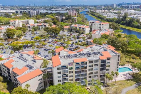 Condo in Pompano Beach, Florida, 2 bedrooms  № 2068386 - photo 14