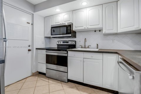 Condo in Pompano Beach, Florida, 2 bedrooms  № 2068386 - photo 4