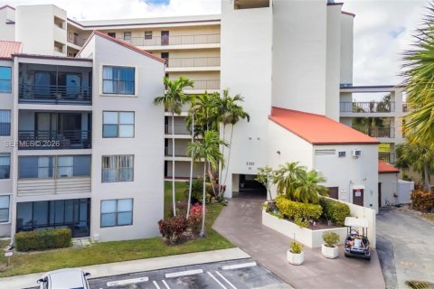 Condo in Pompano Beach, Florida, 2 bedrooms  № 2068386 - photo 12