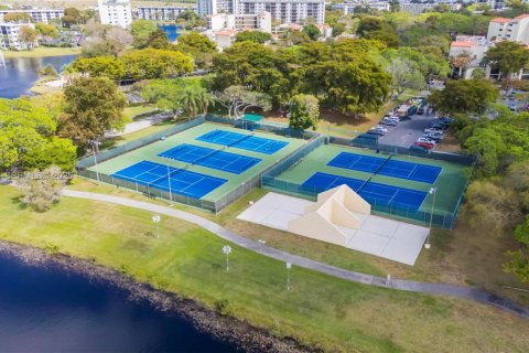 Condo in Pompano Beach, Florida, 2 bedrooms  № 2068386 - photo 18