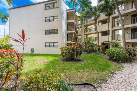 Condo in Pompano Beach, Florida, 2 bedrooms  № 2068386 - photo 11