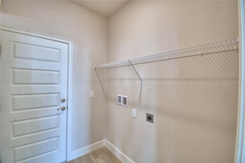 House in Auburndale, Florida 4 bedrooms, 223.43 sq.m. № 1242717 - photo 11