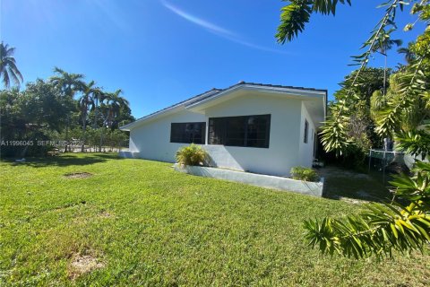 Villa ou maison à louer à Miami Beach, Floride: 4 chambres, 185.8 m2 № 2064490 - photo 15