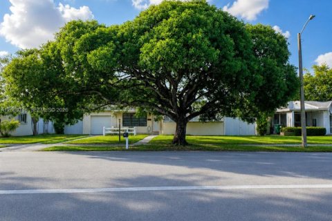 Casa en venta en Cutler Bay, Florida, 3 dormitorios, 167.13 m2 № 2261622 - foto 2
