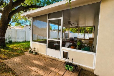 Casa en venta en Cutler Bay, Florida, 3 dormitorios, 167.13 m2 № 2261622 - foto 3