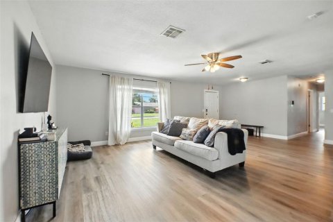 Casa en venta en Deltona, Florida, 3 dormitorios, 139.26 m2 № 1878281 - foto 4