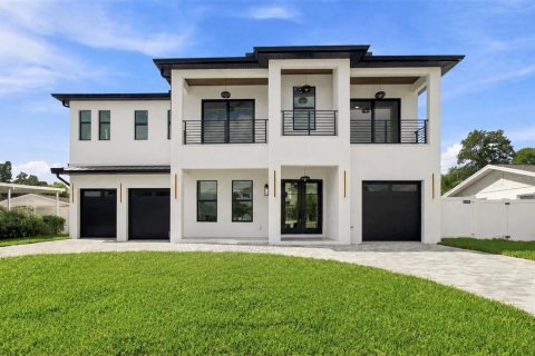 House in Tampa, Florida 5 bedrooms, 437.76 sq.m. № 2349742