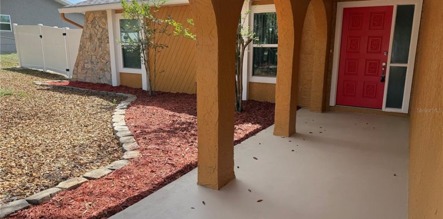 House in Spring Hill, Florida 3 bedrooms, 120.77 sq.m. № 2202363