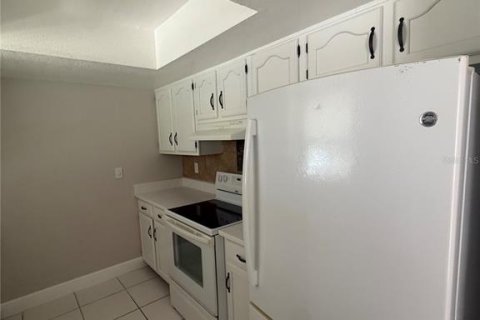 House in Spring Hill, Florida 3 bedrooms, 120.77 sq.m. № 2202363 - photo 10