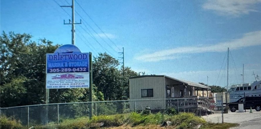Commercial property in Marathon, Florida № 1579206