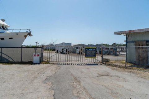 Commercial property in Marathon, Florida № 1579206 - photo 11